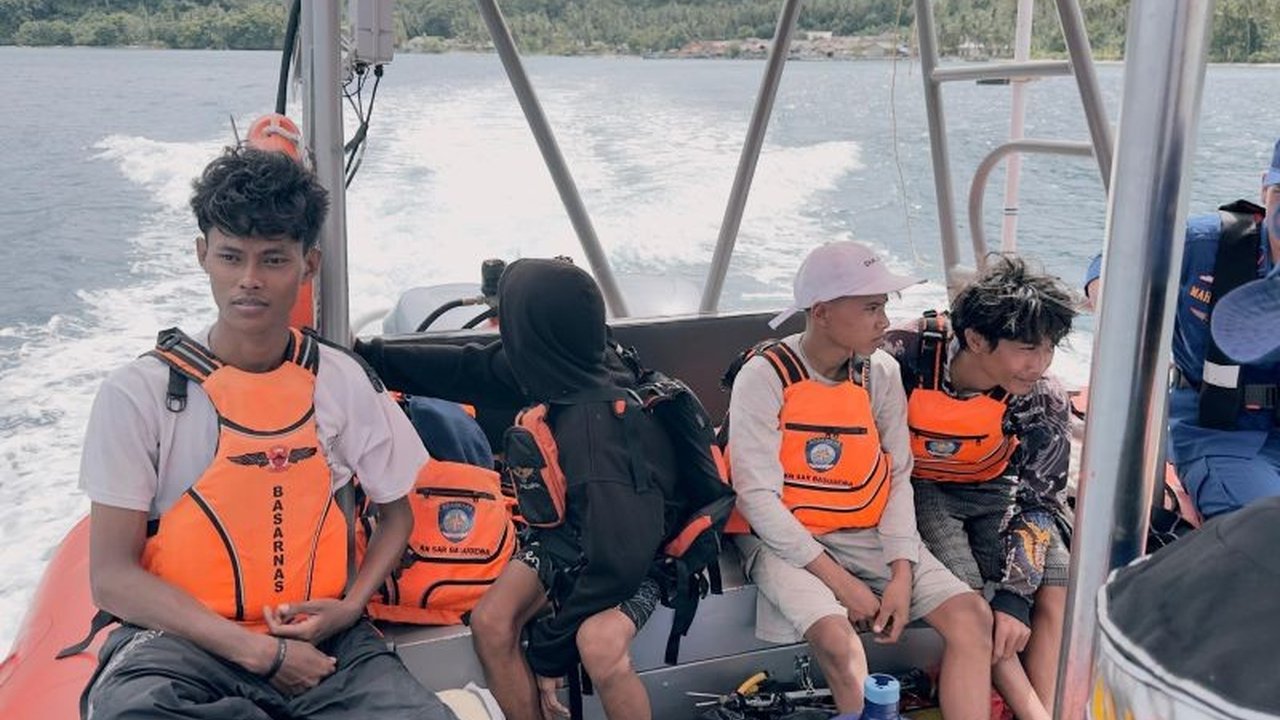 Tim SAR Bakauheni sukses mengevakuasi empat ABK kapal nelayan yang terdampar di perairan Pulau Sebuku, Lampung Selatan. Insiden Evakuasi ABK Pulau Sebuku ini terjadi akibat mati mesin di tengah cuaca buruk.
