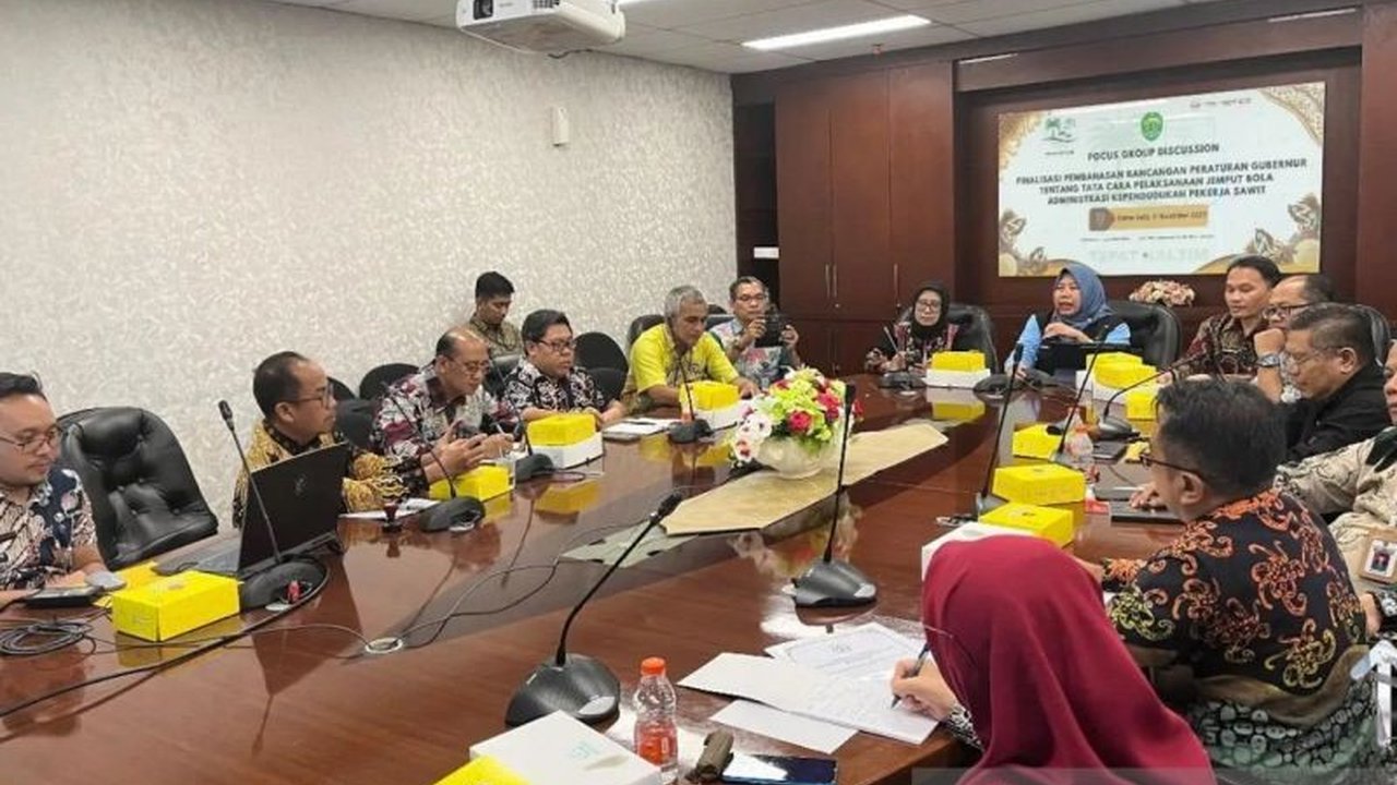Disdukcapil Kaltim tengah menyusun Pergub untuk Percepatan Adminduk Pekerja Sawit di wilayah terpencil, menjamin akses layanan dasar dan data kependudukan yang mutakhir.