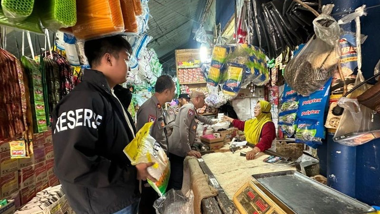 Satgas Pangan Polres Pelabuhan Tanjung Priok gencar mengawasi harga beras di Pasar Muara Angke, Jakarta Utara, menemukan dua toko melanggar HET demi stabilisasi harga beras dan ketersediaan pasokan.