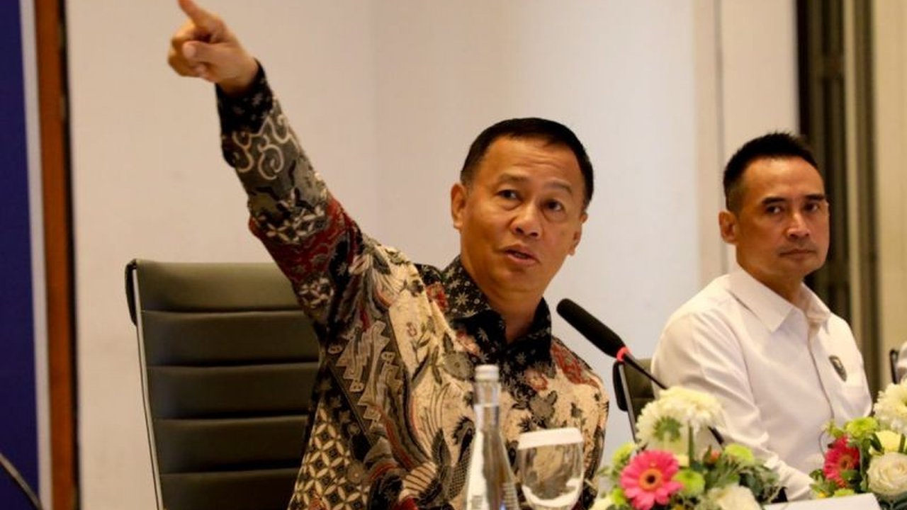 Kementerian Perhubungan telah menyiapkan Strategi Kemenhub Nataru 2025/2026 untuk memastikan kelancaran dan keselamatan lalu lintas, termasuk rekayasa jalan dan antisipasi cuaca ekstrem.