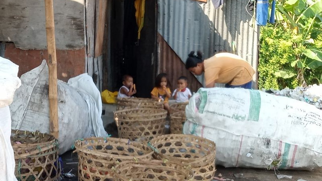 Dinas Sosial Kota Mataram melakukan pembinaan berjenjang terhadap penyandang masalah kesejahteraan sosial (PMKS) yang berkamuflase sebagai pemulung, guna menciptakan efek jera dan pengawasan maksimal.
