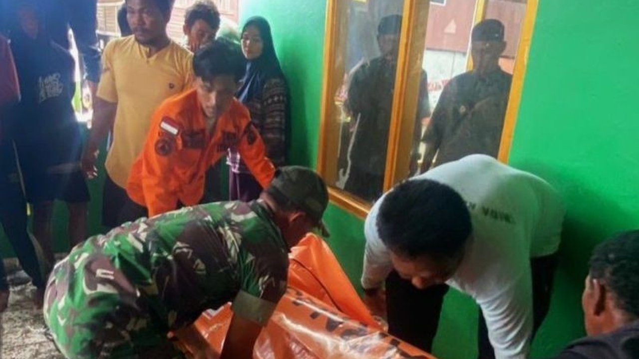 Tim SAR gabungan berhasil menemukan jasad Rahmat Hidayat, seorang ABK Kapal Kampas, di perairan Jeneponto setelah dilaporkan hilang akibat badai. Penemuan jasad ABK Jeneponto ini mengakhiri pencarian intensif.