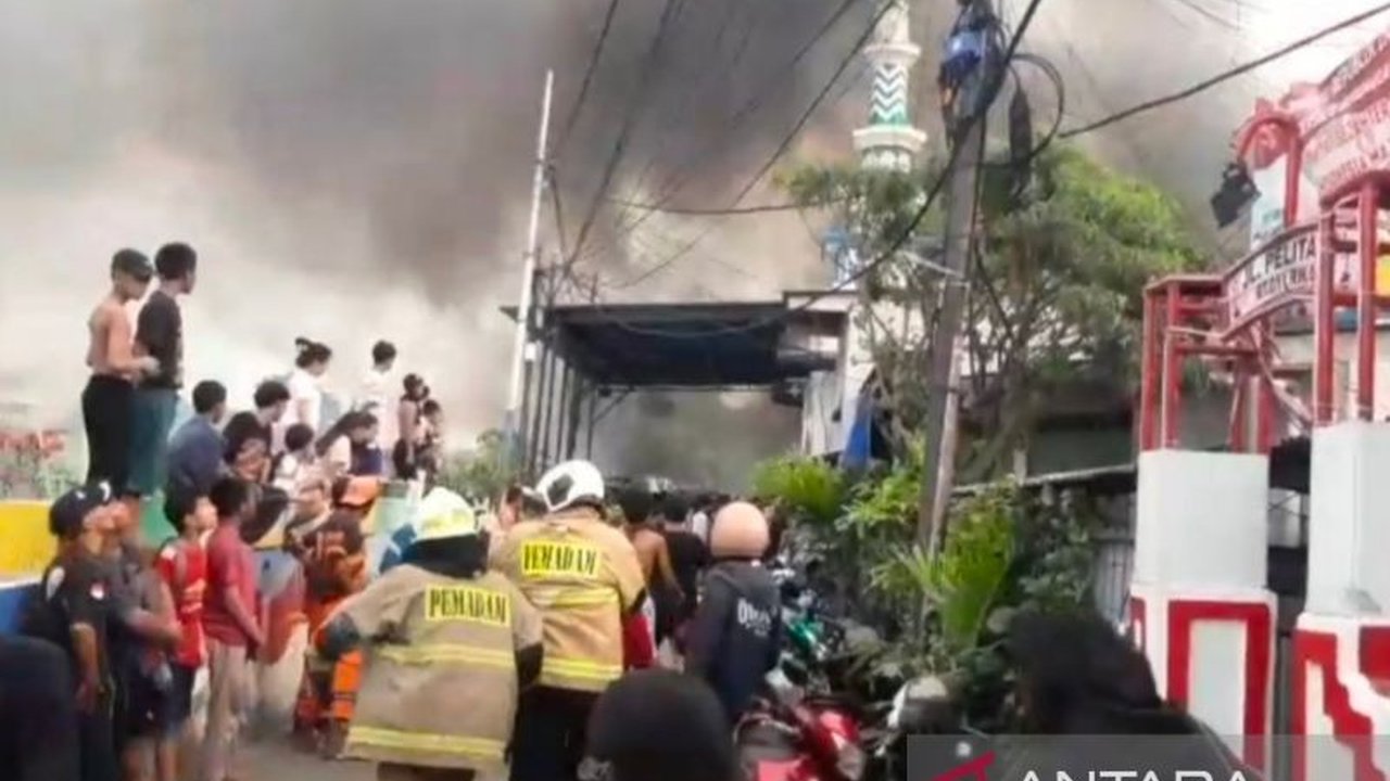 Sebanyak 50 rumah di Palmerah Jakarta Barat ludes dilalap api akibat dugaan korsleting listrik, mengakibatkan kerugian miliaran rupiah dan ratusan warga mengungsi.