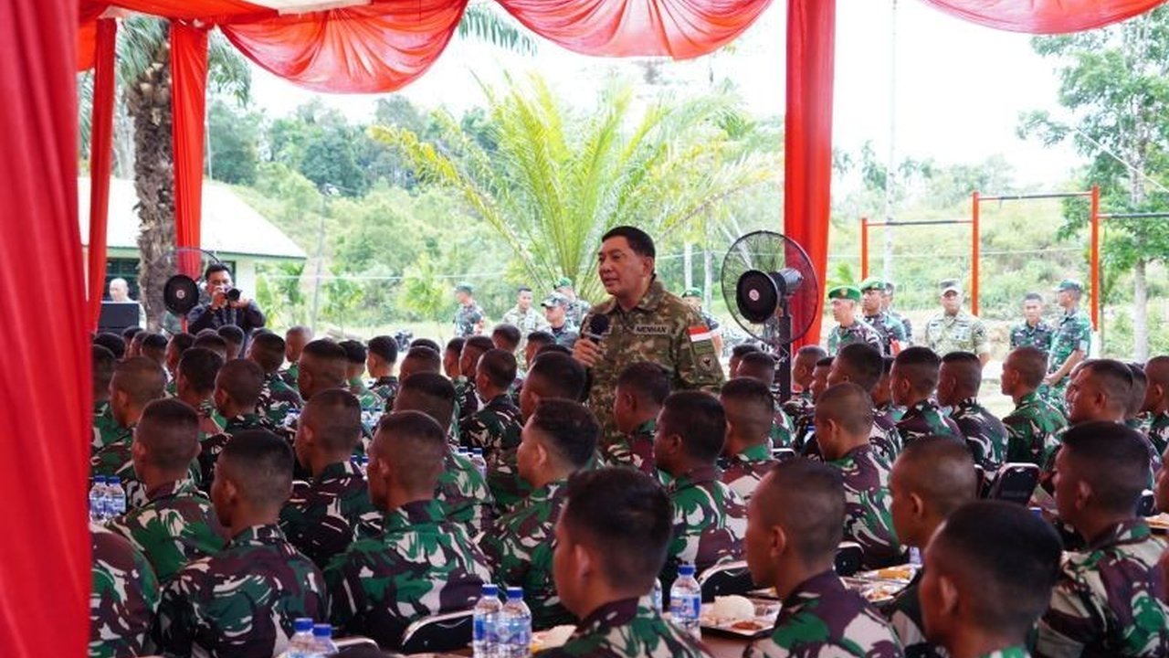 Menteri Pertahanan Sjafrie Sjamsoeddin mengingatkan prajurit TNI untuk menjaga Kedekatan TNI dengan Rakyat, menegaskan peran krusial masyarakat sebagai kekuatan utama negara.