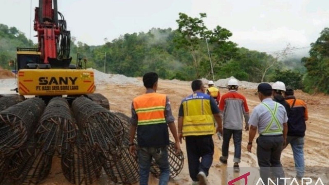 Pemerintah Provinsi Nusa Tenggara Barat (NTB) mempercepat pengerjaan berbagai proyek infrastruktur jalan dan jembatan, menargetkan penyelesaian pada tahun 2025 untuk meningkatkan konektivitas dan ekonomi daerah.