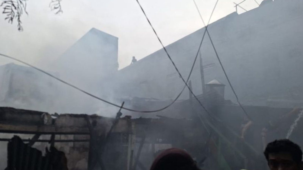 Detik-detik mencekam Kebakaran Palmerah terekam saat warga mendengar dentuman keras, diduga berasal dari kabel SUTET yang putus dan memicu api melalap puluhan rumah.