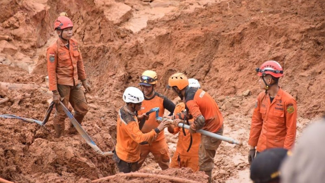 Jumlah korban meninggal dunia akibat bencana Korban Longsor Cilacap terus bertambah, mencapai 13 orang. Tim SAR masih berjuang mencari 10 korban lainnya di lokasi kejadian.