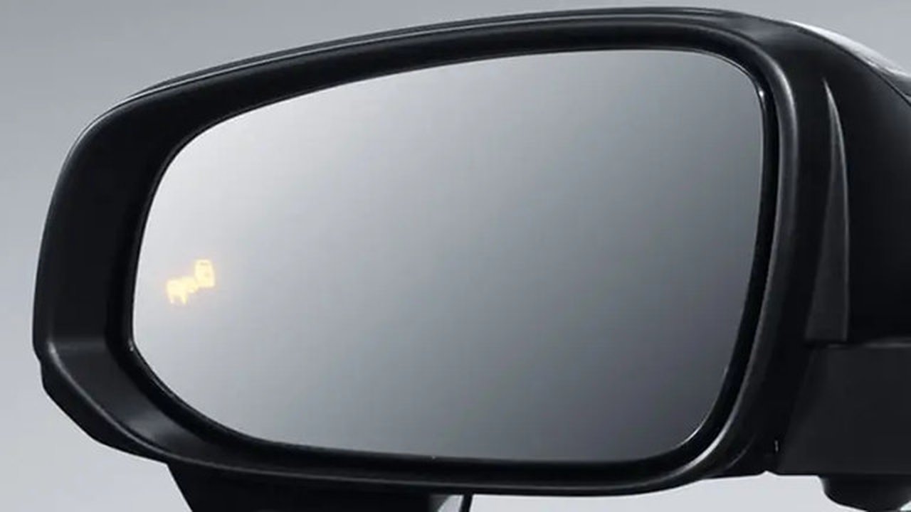 Blind Spot Monitoring System berguna untuk mendeteksi kendaraan lain yang berada di titik buta (Auto2000)