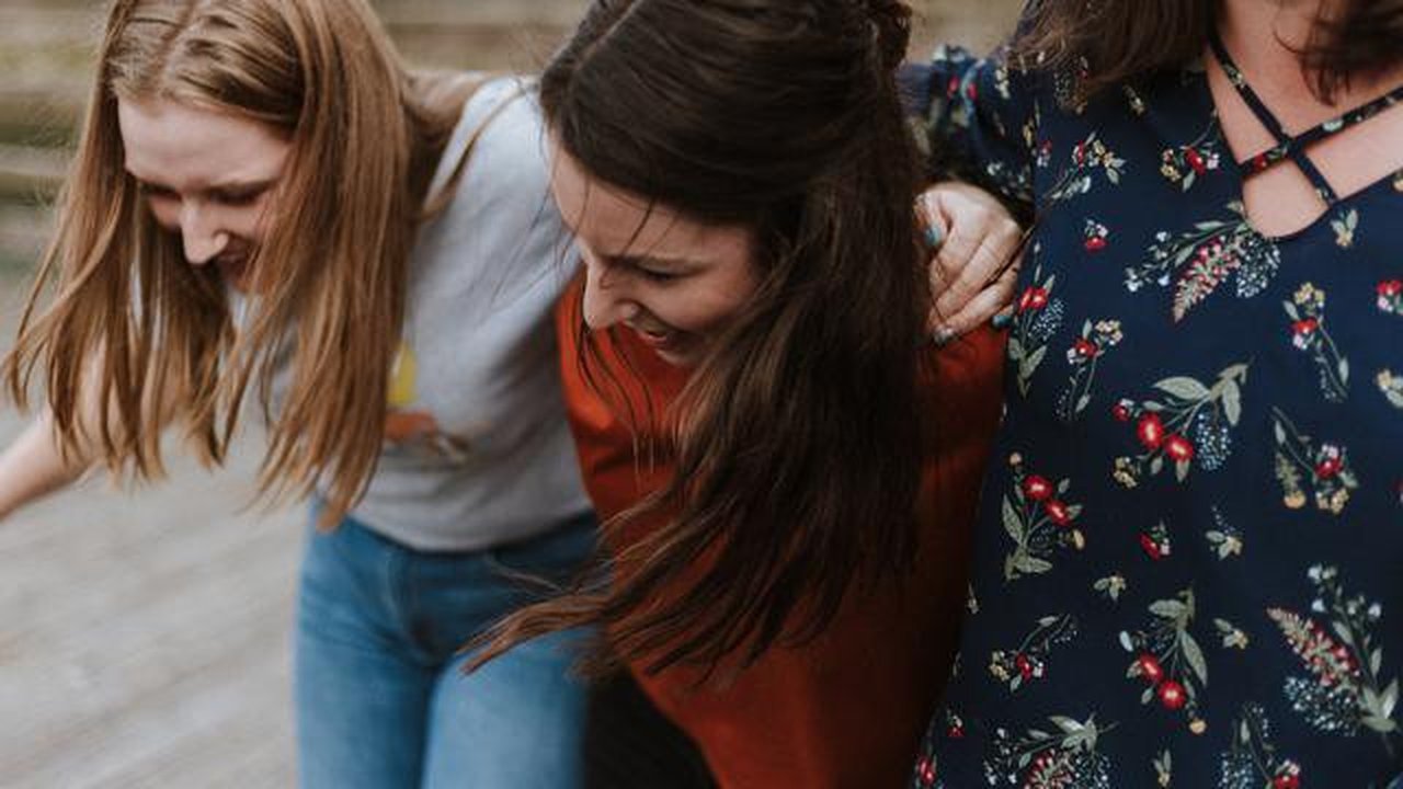 Menyiapkan remaja menghadapi tekanan teman sebaya, memastikan keamanan fisik, emosional, dan psikologis anak remaja. (Foto: Unsplash/Priscilla du Preez)