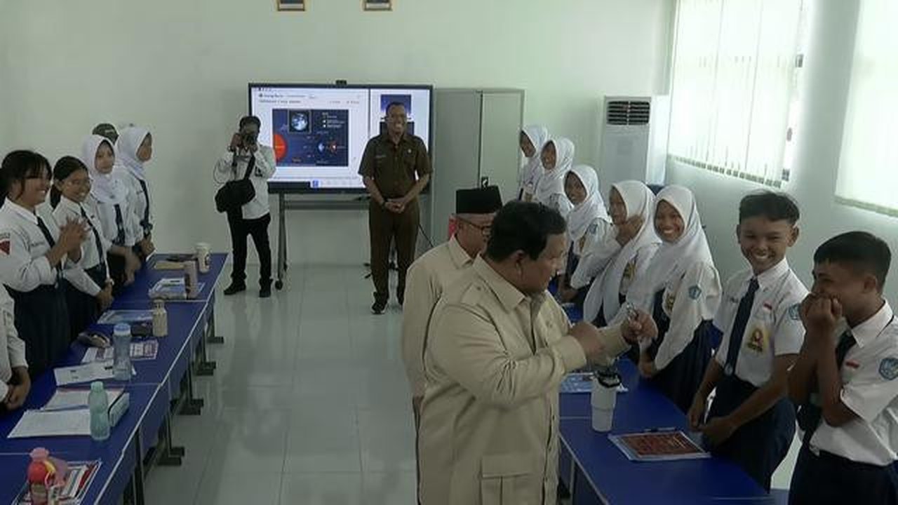 Presiden Prabowo Subianto bergaya boxing di depan siswa SMP 4 Kota Bekasi. (istimewa)