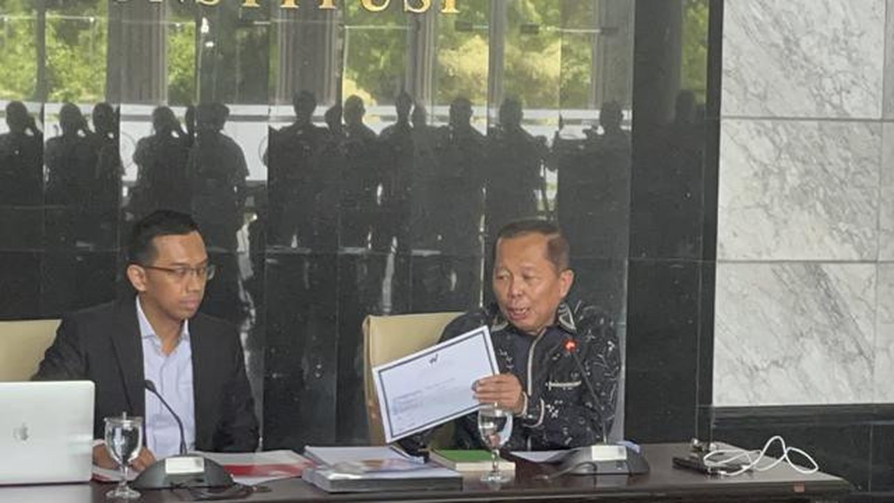 Hakim Konstitusi Arsul Sani (kanan) saat jumpa pers di Gedung Mahkamah Konstitusi (MK), Jakarta, Senin (17/11/2025) (Liputan6.com/Muhamad Radityo Priyasmoro)