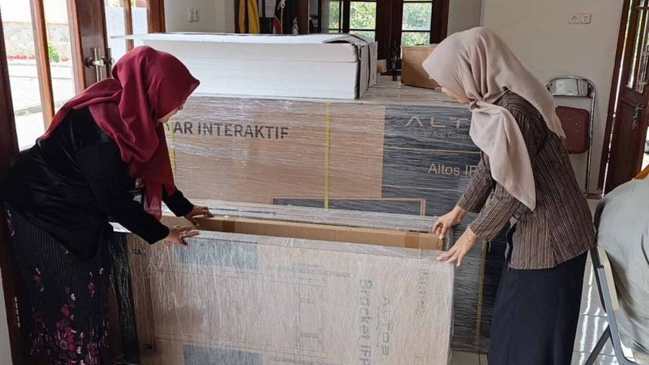 Sekolah Rakyat Ponorogo di Jawa Timur kini semakin canggih dengan penerimaan lima unit Smart Board dari pemerintah pusat, siap meningkatkan kualitas pembelajaran digital bagi siswanya.