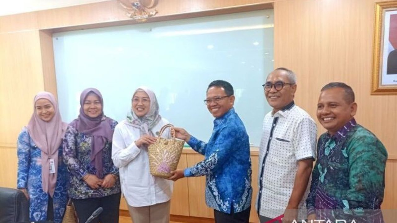 Kementerian Lingkungan Hidup mendorong penerapan Teknologi WTE Kalsel sebagai solusi penanganan sampah sekaligus sumber energi. Namun, tantangan volume sampah dan finansial menjadi perhatian utama.