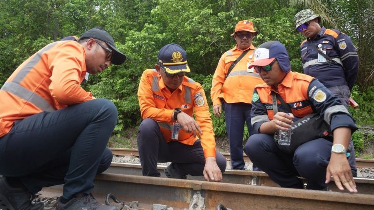 PT KAI Divre III Palembang gencar melakukan pengecekan perlintasan kereta api dari Lubuklinggau hingga Kertapati, memastikan kesiapan operasional jelang Nataru 2025/2026 demi keselamatan penumpang.