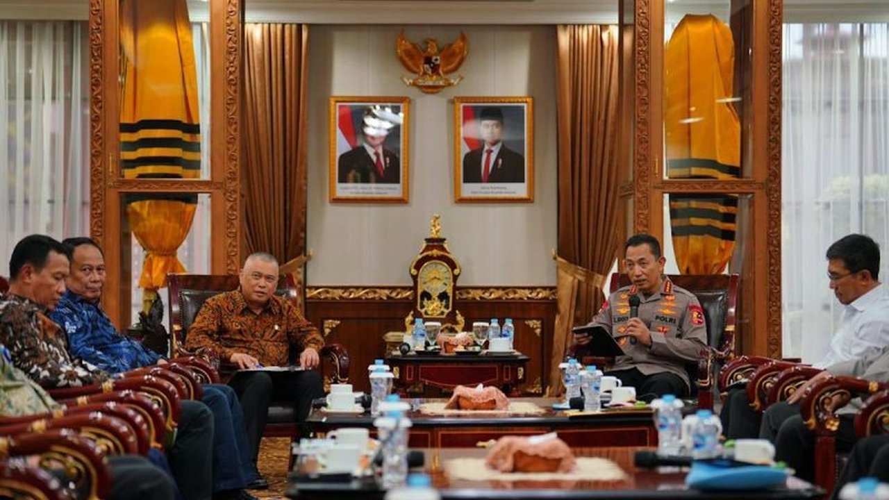 Kementerian Perhubungan dan Polri bersinergi menyiapkan strategi komprehensif untuk menghadapi angkutan Natal dan Tahun Baru 2025/2026, memastikan perjalanan masyarakat aman dan nyaman.