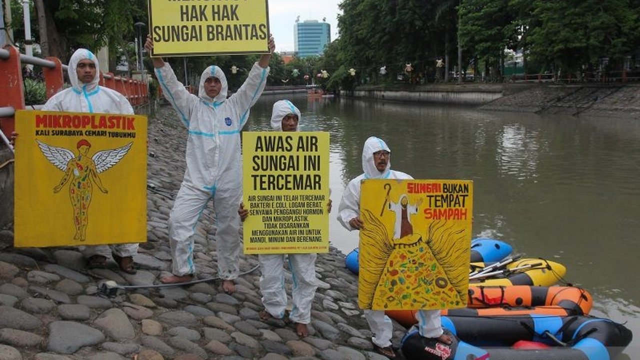 Peneliti ECOTON mengungkap bahaya serius mikroplastik sampah pakaian yang mencemari sungai, merusak ekosistem, dan mengganggu fungsi air bersih, mendorong masyarakat untuk bertindak.