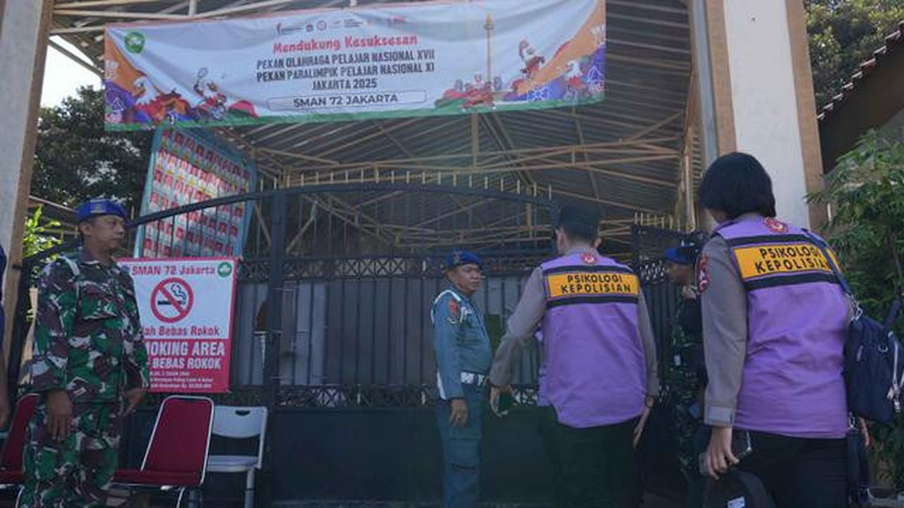 Penjagaan ketat ini dilakukan menyusul insiden ledakan yang terjadi di sekolah tersebut pada Jumat (7/11/2025). Tampak dalam foto, personel militer berjaga di gerbang sebuah sekolah setelah l