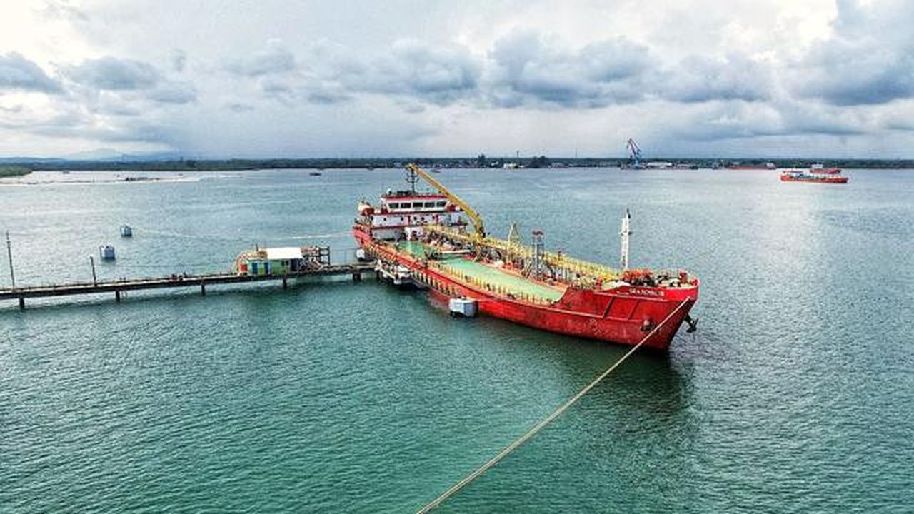 Pendangkalan alur pelayaran di Pelabuhan Pulau Baai menjadi penyebab Kapal Tanker Pengiriman BBM gagal sandar di pelabuhan dan menghambat pasokan distribusi BBM di Bengkulu, sehingga Pertamin