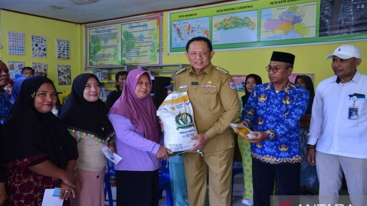 Gubernur Gorontalo Gusnar Ismail memastikan penyaluran Bantuan Pangan Gorontalo berjalan tepat sasaran, dengan tambahan minyak goreng untuk ribuan KPM.