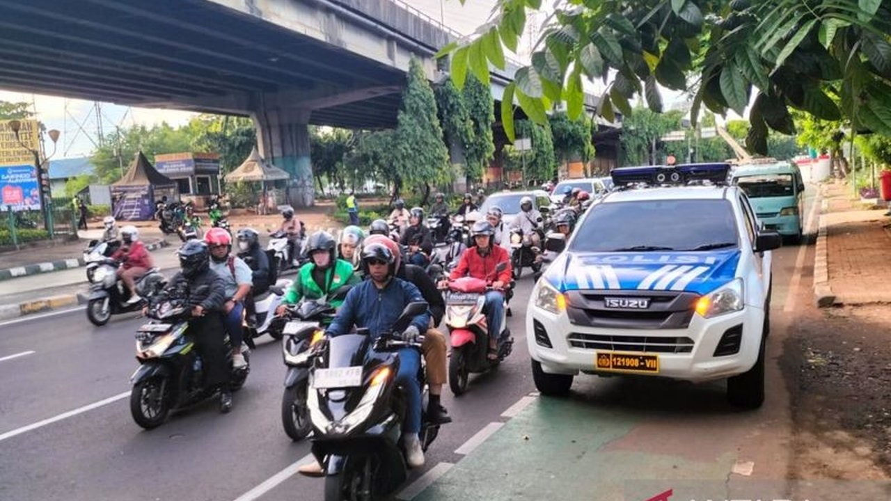 Satlantas Polres Metro Jakarta Timur berhasil menjaring 253 pelanggar lalu lintas melalui Operasi Zebra Jakarta Timur. Penindakan mayoritas via ETLE Mobile, lawan arus jadi pelanggaran terbanyak.
