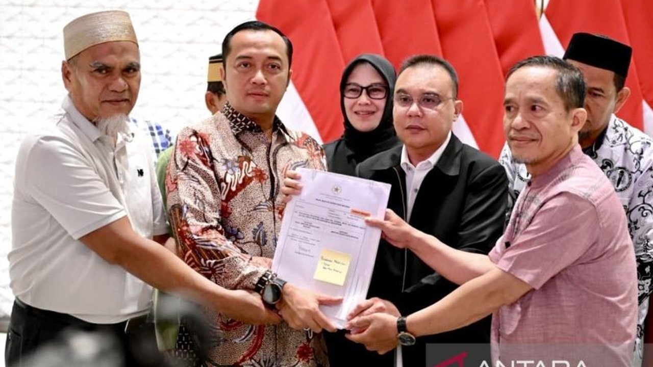 Presiden Prabowo Subianto resmi memberikan rehabilitasi kepada dua guru ASN Luwu Utara yang sebelumnya dipecat dan divonis penjara. Keputusan ini diharapkan memulihkan nama baik mereka.
