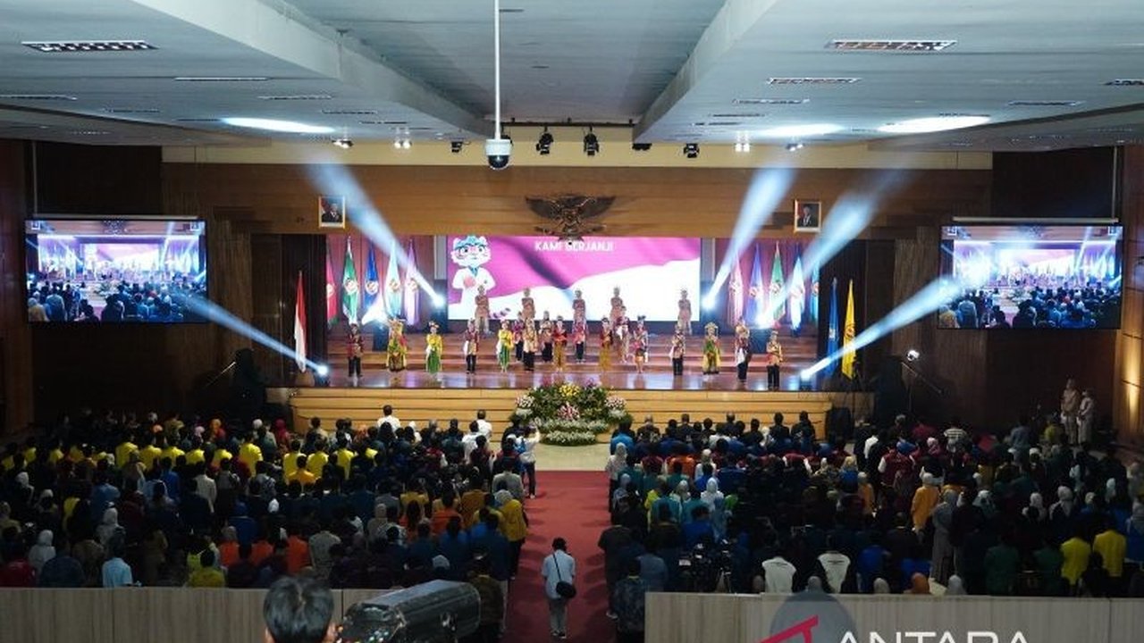 Mendiktisaintek Brian Yuliarto resmi membuka ONMIPA 2025 di Unpad, menekankan pentingnya kompetisi ini dalam memperkuat ekosistem talenta sains dan teknologi Indonesia serta membentuk calon arsitek masa depan.