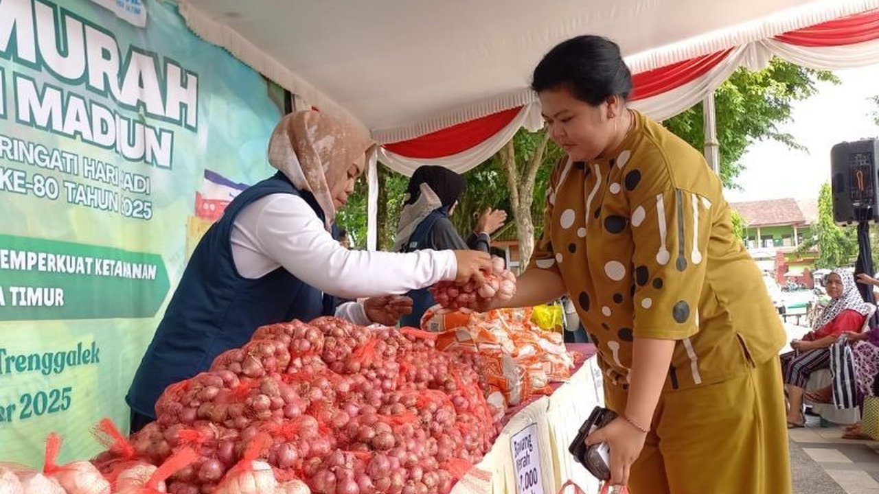Pemerintah Kabupaten Trenggalek menggelar operasi pasar murah untuk menekan lonjakan harga kebutuhan pokok dan menjaga stabilitas inflasi daerah menjelang akhir tahun.