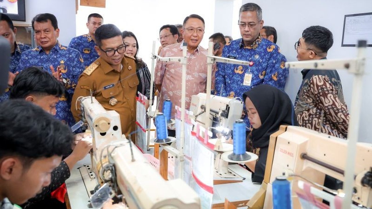 Gubernur Banten Andra Soni mendesak perusahaan di wilayahnya membentuk Koperasi Karyawan untuk tingkatkan kesejahteraan dan ekonomi, mencontoh sukses Kopkar PT Adis Dimension Footwear.