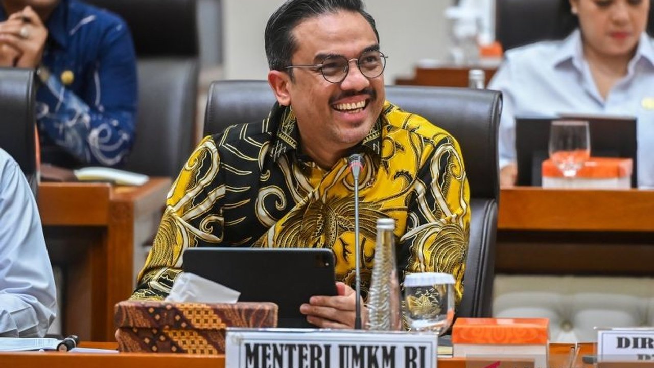 Pemerintah resmi menaikkan plafon KUR menjadi Rp320 triliun pada 2026 dan menghapus batasan pengajuan pinjaman bagi UMKM, dengan bunga flat 6%. Kebijakan ini berlaku mulai 1 Januari 2026, bertujuan mendukung pertumbuhan usaha.