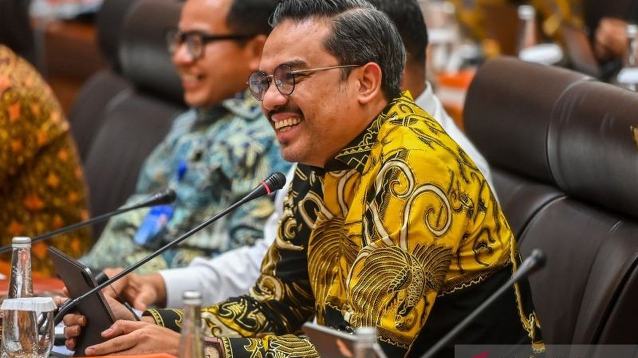 Menteri UMKM Maman Abdurrahman melaporkan bahwa penyaluran KUR telah mencapai Rp238,7 triliun per 15 November 2025, namun masih ada keluhan terkait sulitnya akses dan persyaratan agunan bagi UMKM.