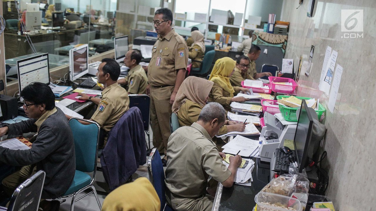Sejumlah Pegawai Negeri Sipil (PNS) Pemprov DKI Jakarta melakukan tugas dinasnya di Balaikota, Jakarta, Senin (10/6/2019). PNS kembali berdinas di masing-masing instansinya pada hari pertama kerja usai libur nasional dan cuti bersama Hari Raya Idul Fitri 1440 H. (Liputan6.com/Faizal Fanani)