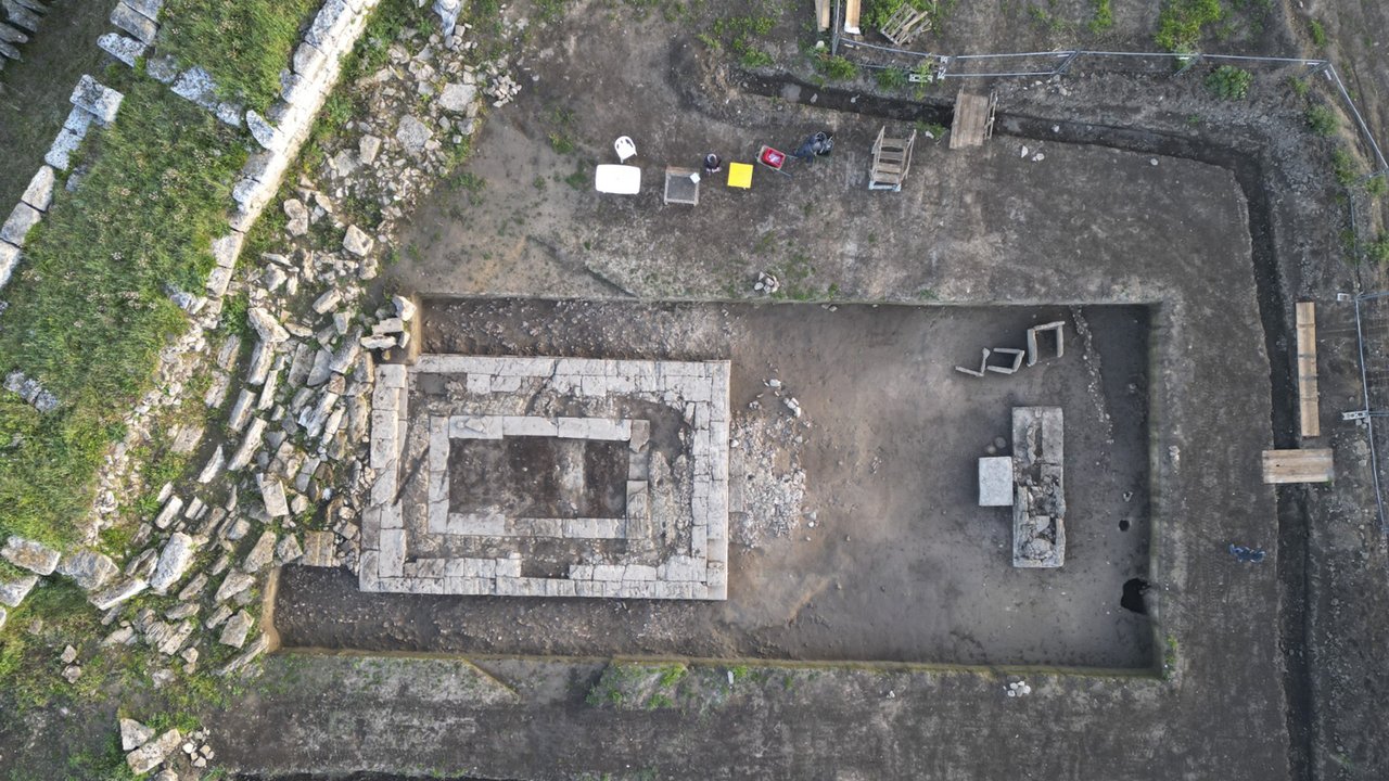 Arkeolog Temukan Struktur Buatan Manusia Tertua di Dunia di Sebuah Goa Yunani