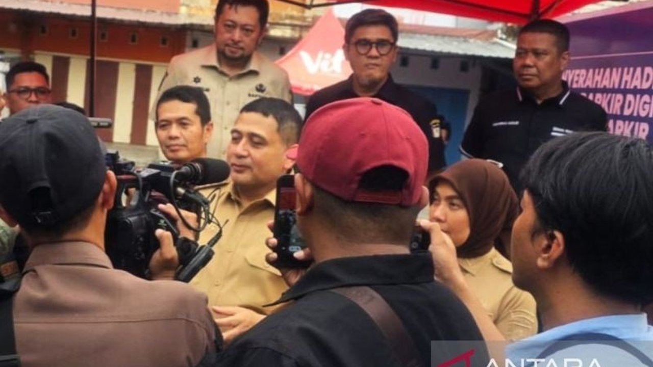 Wali Kota Makassar, Munafri Arifuddin, mendesak aparat kepolisian menindak tegas pelaku tawuran anarkis di TPU Beroangin yang menyebabkan rumah terbakar dan korban jiwa, memastikan keamanan di Makassar.