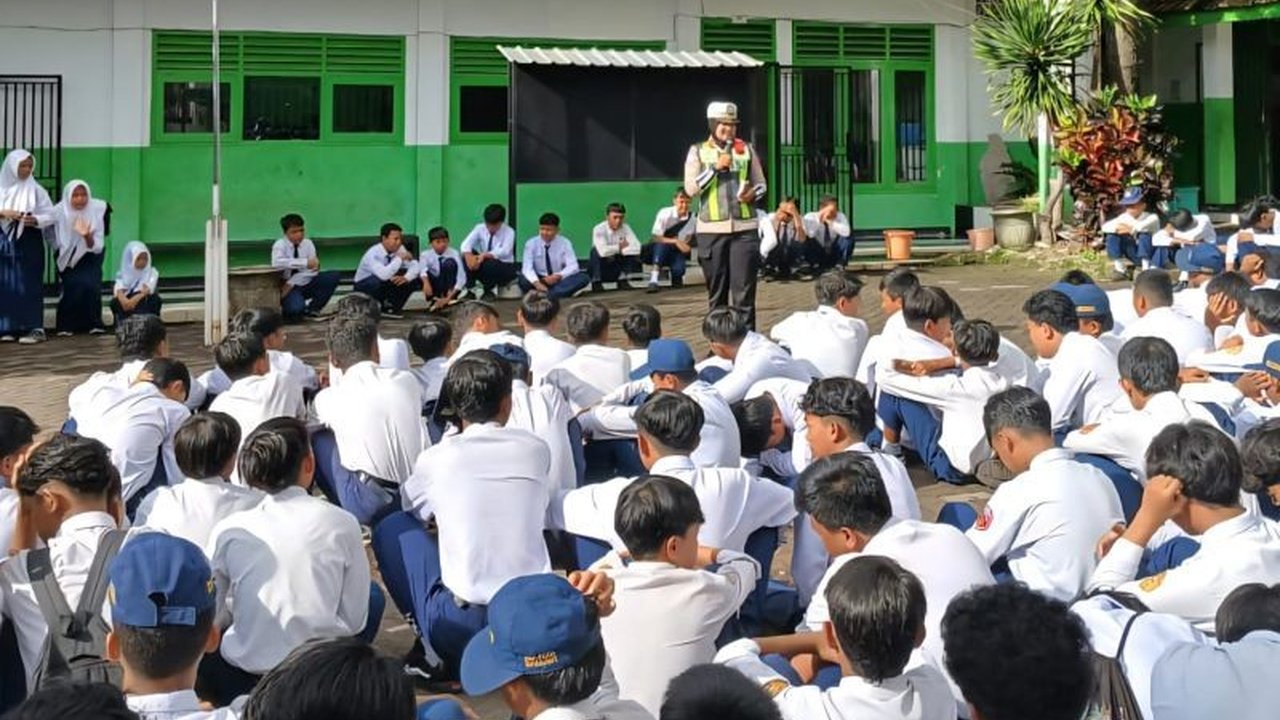 Polres Malang mengintensifkan edukasi keamanan berkendara kepada pelajar di Kabupaten Malang untuk menekan tingginya angka kecelakaan lalu lintas yang melibatkan generasi muda.