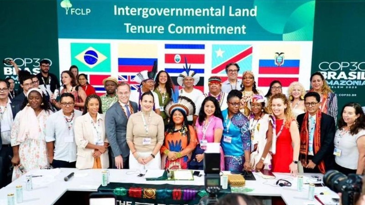 Indonesia menegaskan komitmennya untuk memperkuat Hak Tenurial Masyarakat Adat dan komunitas lokal di forum COP30, dengan target pengakuan 1,4 juta hektare hutan adat dalam empat tahun ke depan.