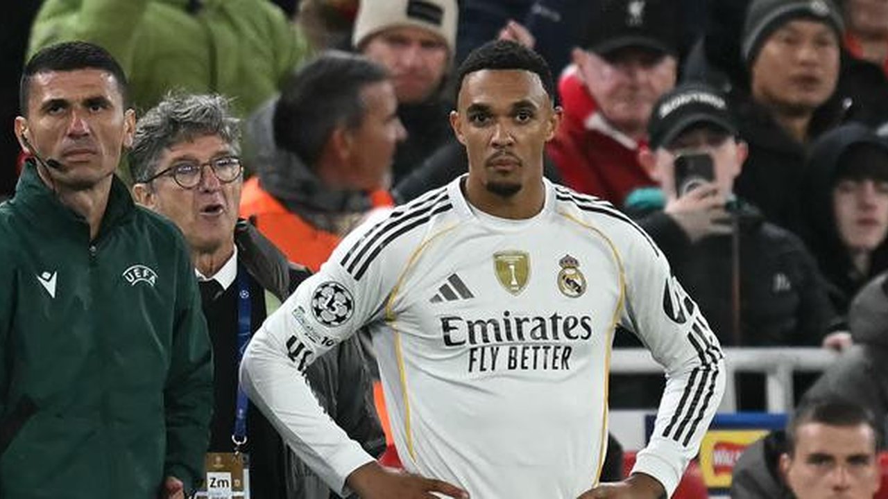 Bek Real Madrid, Trent Alexander-Arnold, menunggu untuk masuk sebagai pemain pengganti dalam pertandingan sepak bola fase liga Liga Champions UEFA antara Liverpool dan Real Madrid di Anfield,