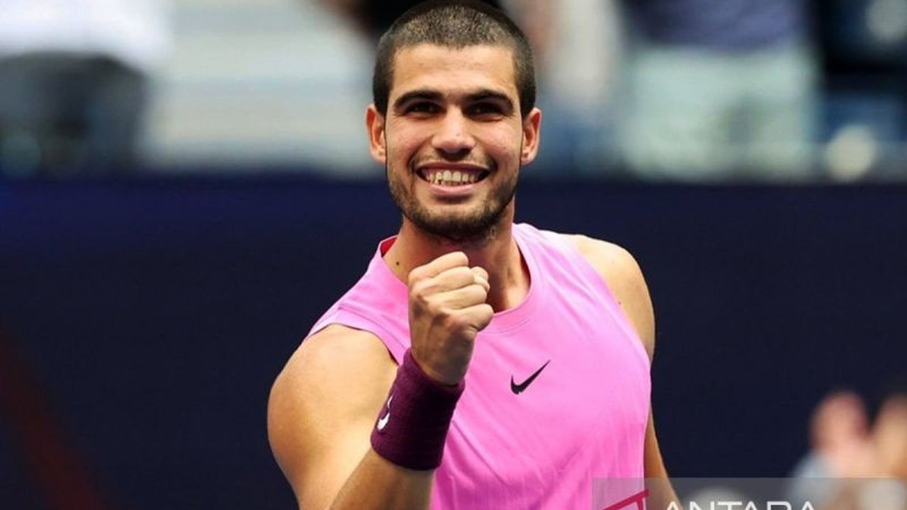 Petenis peringkat satu dunia, Carlos Alcaraz, terpaksa mundur dari perempat final Piala Davis di Bologna karena cedera hamstring kanan, meninggalkan tim Spanyol tanpa bintang utamanya.