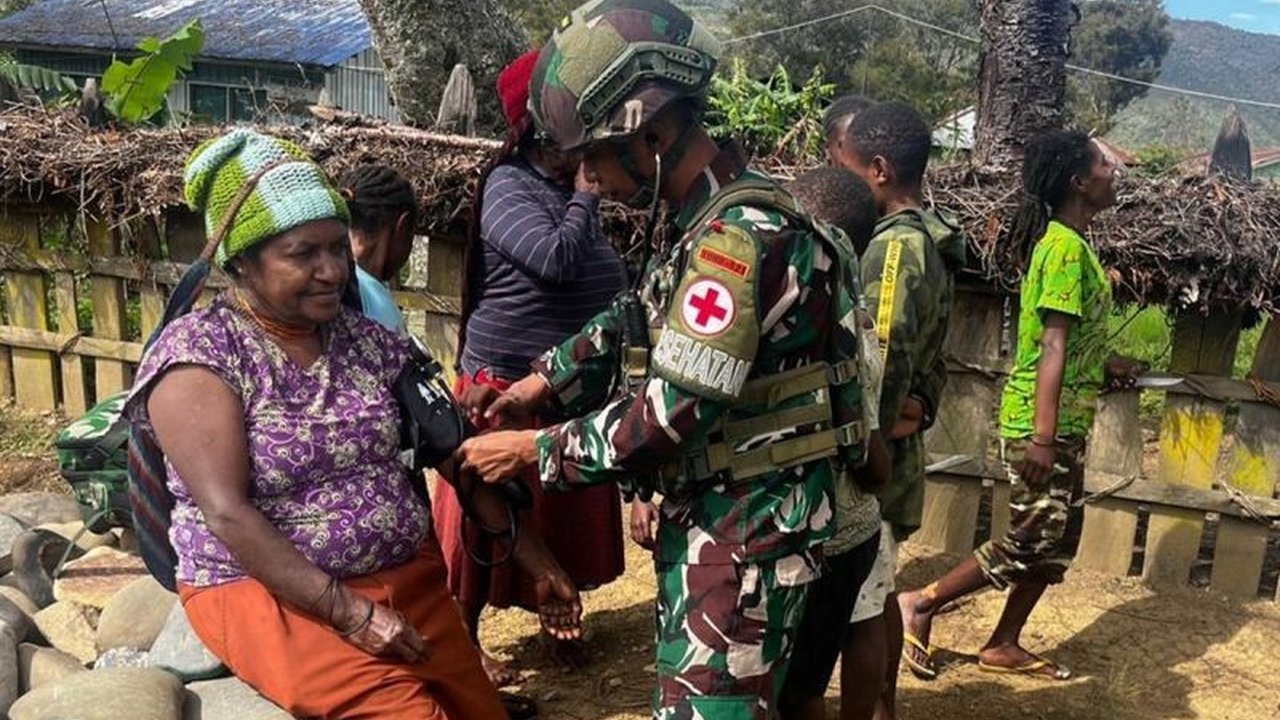 Satgas Yonif 521/DY gencar memperkuat layanan kesehatan di Distrik Bolakme, Jayawijaya, Papua Pegunungan, melalui pengobatan gratis demi meningkatkan kualitas hidup dan mempererat silaturahmi dengan masyarakat.