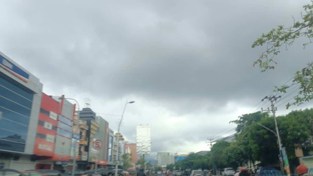 BMKG mengeluarkan peringatan dini **Cuaca Ekstrem Sulut** berupa hujan deras dan angin kencang hingga 23 November 2025. Warga diimbau waspada, cek wilayah terdampak!