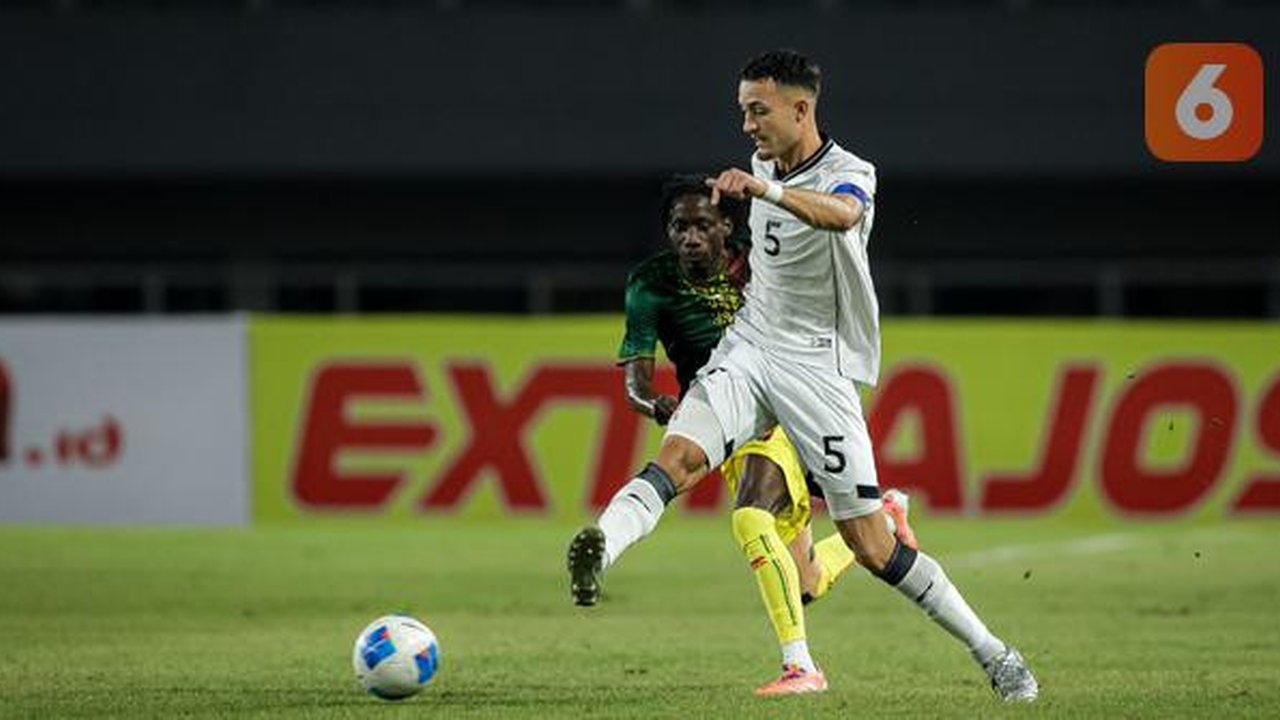 Aksi kapten Timnas Indonesia U-22, Ivar Jenner dalam laga uji coba melawan Mali di Stadion Pakansari. Bogor, Selasa (15/11/2025). (Bola.com/Bagaskara Lazuardi)