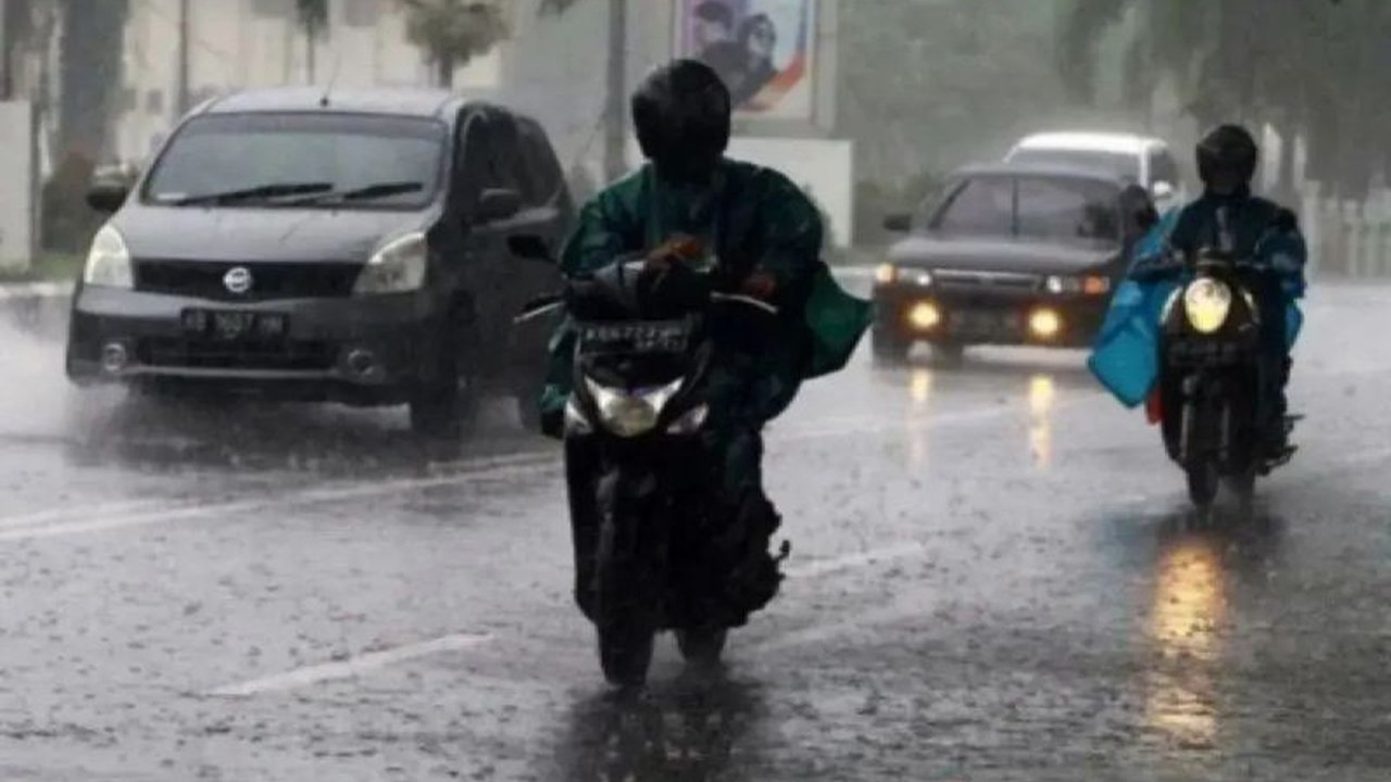 BMKG memprakirakan puncak musim hujan di Sumatera Selatan akan terjadi pada Desember 2025 hingga Januari 2026, sehingga masyarakat diimbau waspada potensi bencana hidrometeorologi.