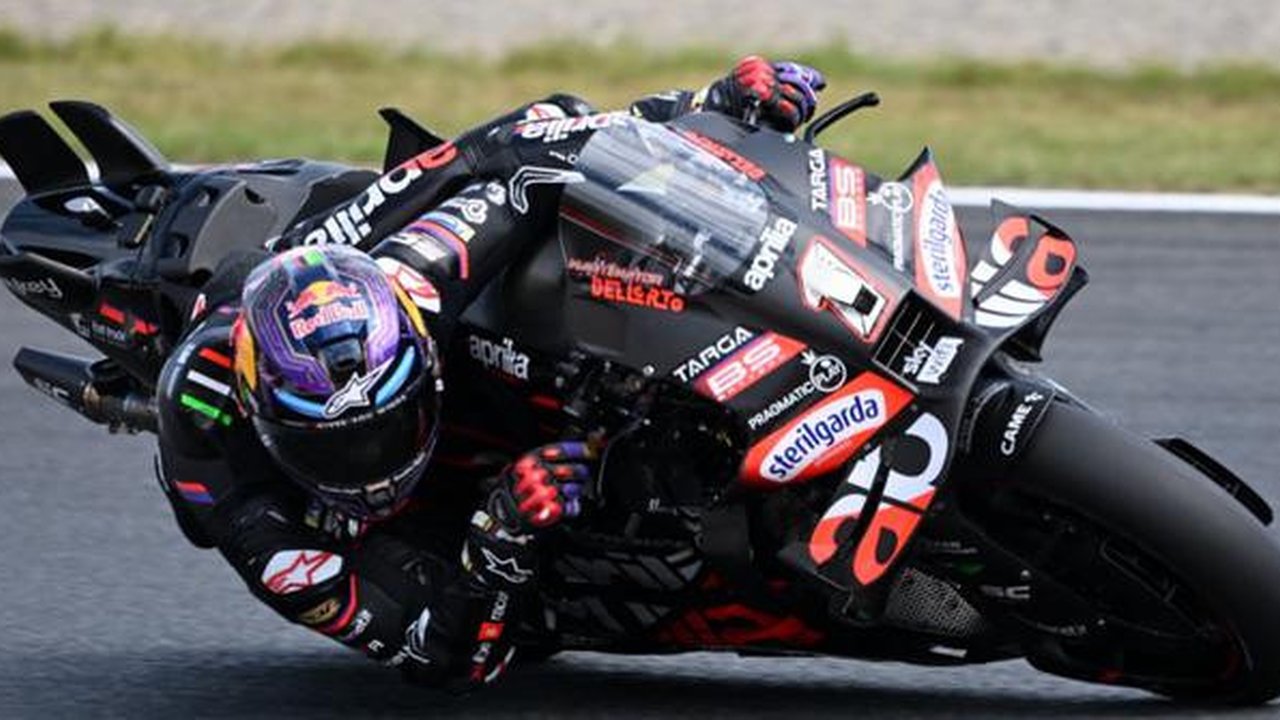 Pembalap Aprilia Racing, Jorge Martin, asal Spanyol, mengendarai motornya selama sesi latihan bebas MotoGP Grand Prix Jepang di Mobility Resort Motegi, Motegi, Prefektur Tochigi, pada 26 S
