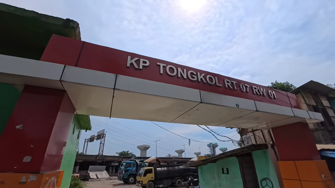 Kampung Tongkol di Jakarta, Siang Bolong Gelap Gulita Warga Wajib Nyalakan Bohlam
