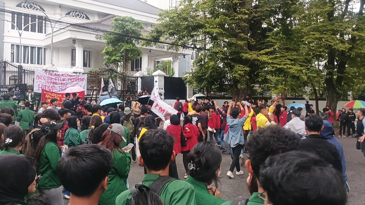 Mahasiswa Bandung Geruduk DPRD Jabar, Protes Pengesahan KUHAP Baru