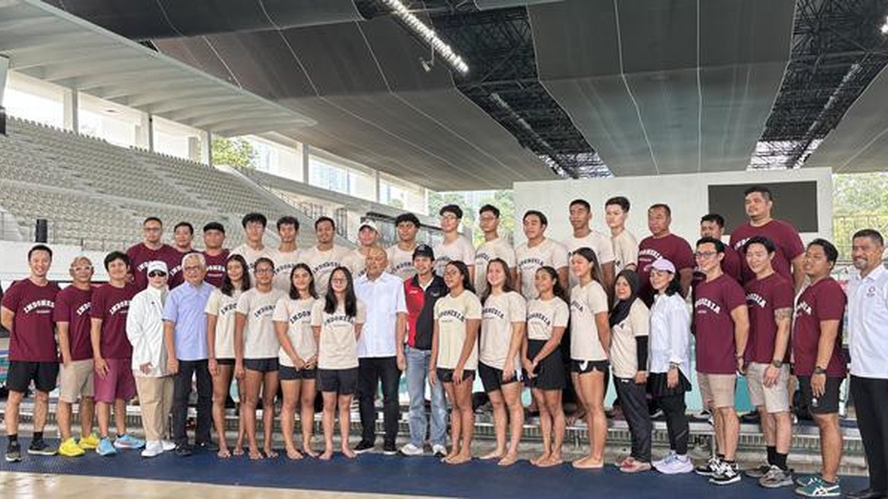 Tim renang SEA Games 2025 bersama para pengurus PB Akuatik Indonesia di Stadion Akuatik GBK, Senayan, Jakarta pada Kamis (20/11/2025). (Liputan6.com/Melinda Indrasari)