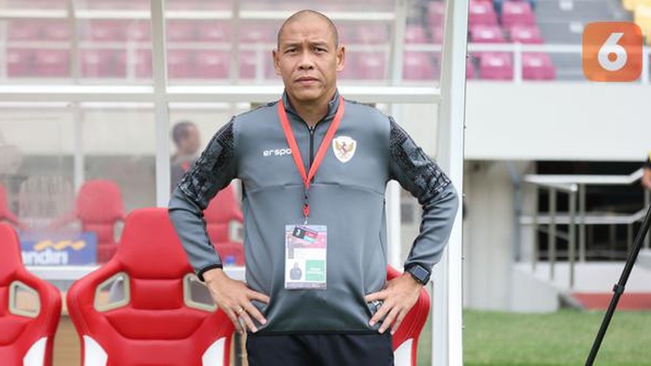 Pelatih Timnas Indonesia U-16, Nova Arianto, saat melawan Vietnam pada laga perebutan tempat ketiga Piala AFF U-16 2024 di Stadion Manahan, Solo, Jawa Tengah, Rabu (7/3/2024). (Bola.com/Abdul Aziz)