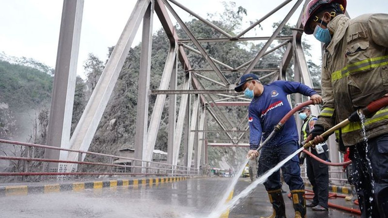 Gubernur Khofifah menekankan pentingnya mitigasi infrastruktur vital pasca erupsi Semeru di Lumajang demi keselamatan warga dan kelancaran mobilitas, dengan fokus utama pada Jembatan Gladak Perak.