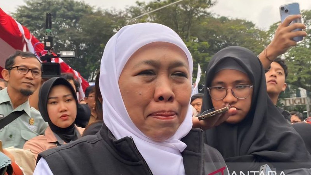 Gubernur Jatim Khofifah Indar Parawansa menegaskan Penanganan Pengungsi Semeru telah maksimal, meliputi fasilitas pengungsian, dapur umum, hingga layanan kesehatan. Simak detail penanganan korban erupsi Semeru.