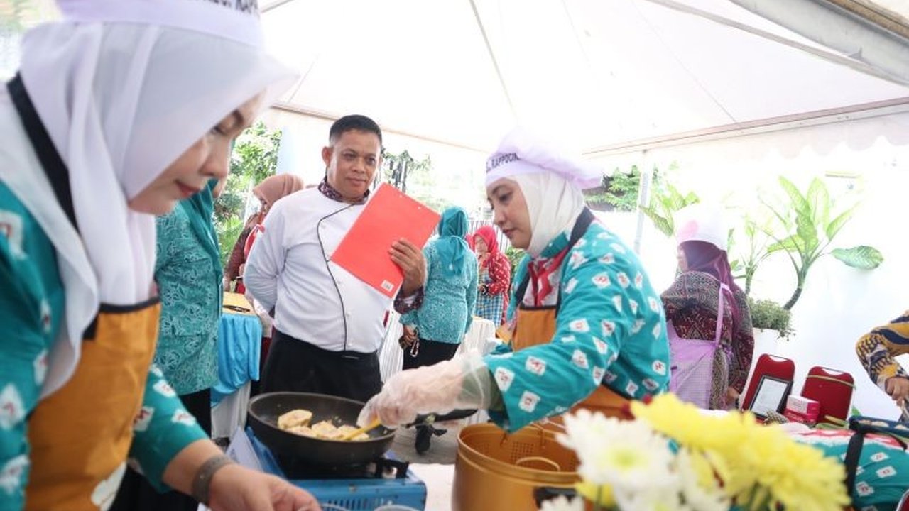 Kader TP PKK Makassar sukses gelar lomba inovasi masakan ikan bernutrisi, tingkatkan kreativitas olahan pangan lokal demi gizi keluarga. Siapa juaranya?