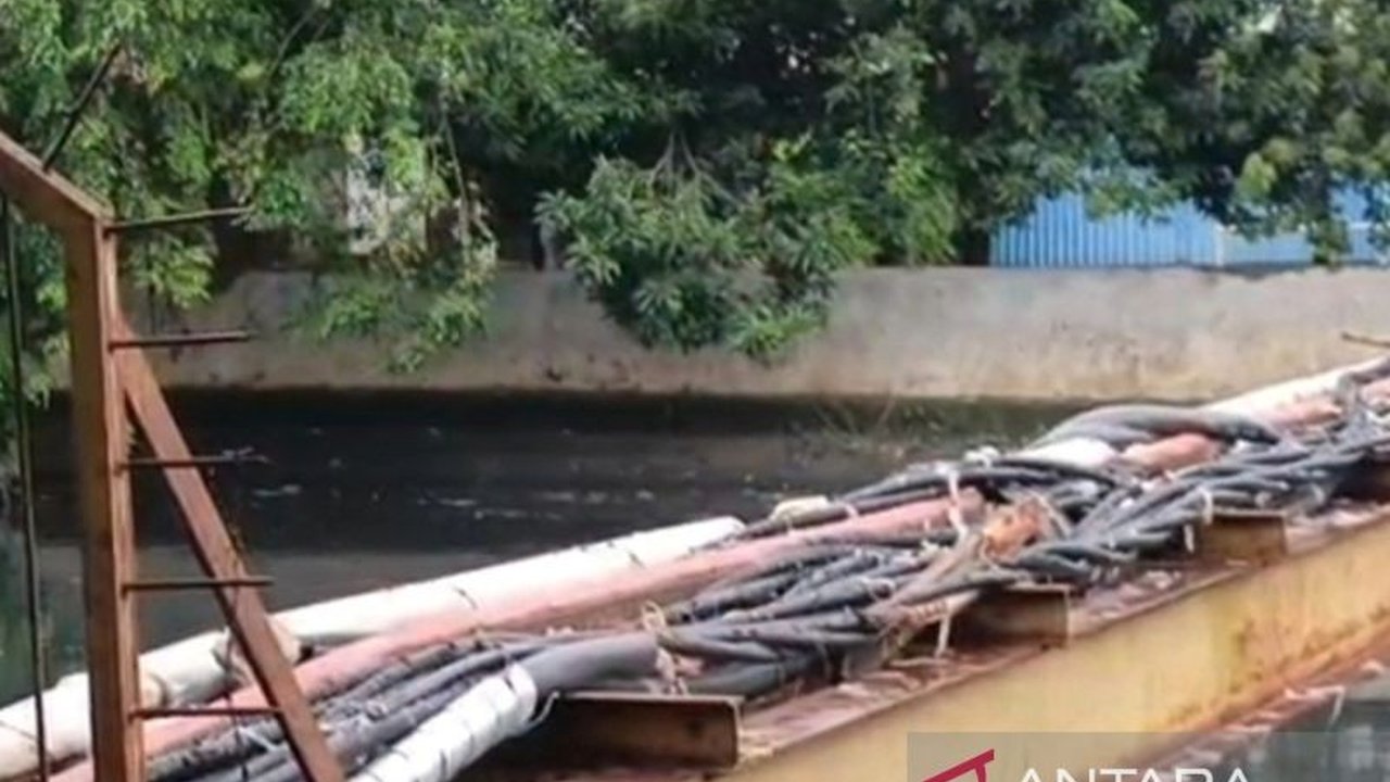 Seorang pria di Jakarta Barat mengalami insiden salah tangkap oleh warga yang menduganya sebagai pencuri kabel PLN. Polisi memastikan pria tersebut bukan pelaku, menimbulkan pertanyaan tentang kehati-hatian dalam bertindak.